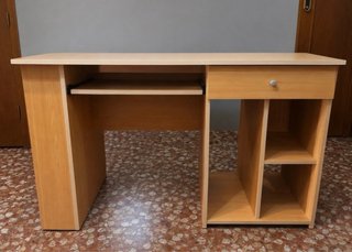 Escritorio de Madera con Cajón y Estantes y silla