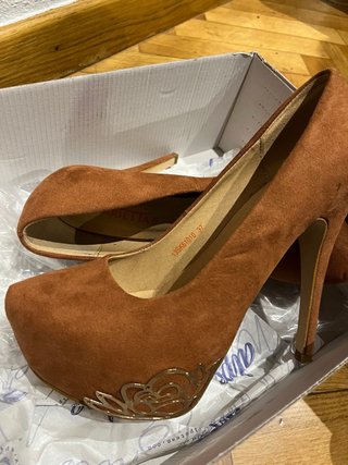 Zapatos de tacón marrones Talla 37 Usado una vez