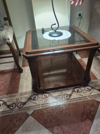 Mesa Auxiliar Tradicional de Madera y Cristal