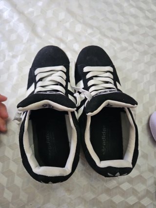 Zapatillas Adidas Negras y Blancas
