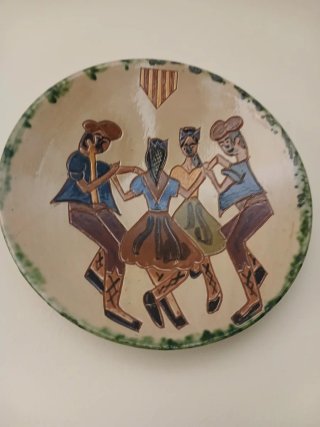 Plato decorativo rústico con figuras