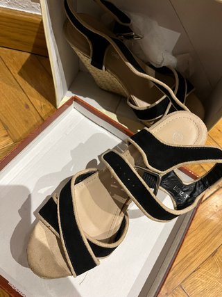 Sandalias de cuña negras y beige