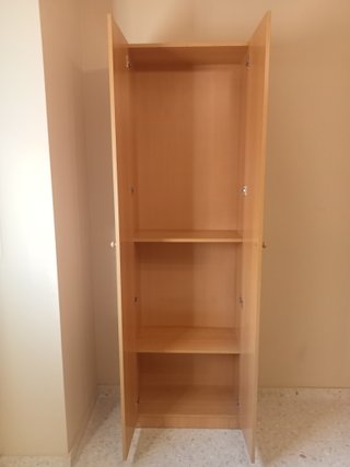 Mueble estantería con puertas abatibles color pino
