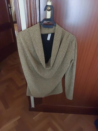 Camiseta Manga Larga Dorada Talla M No hago envíos