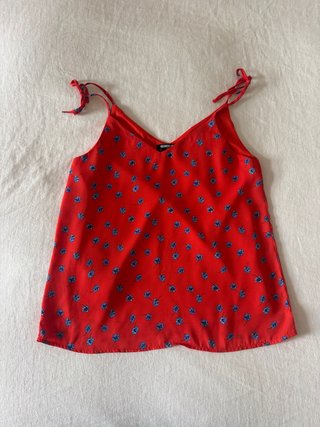 Top sin mangas rojo con estampado