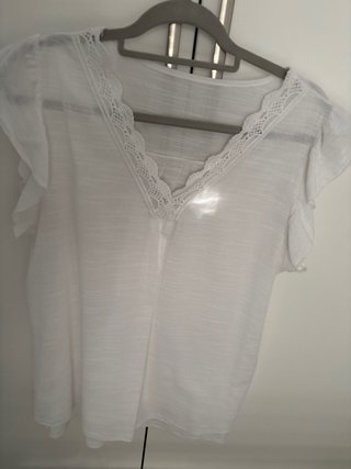 Blusa blanca con detalles de encaje