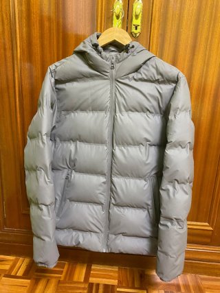 Cazadora acolchada gris con capucha