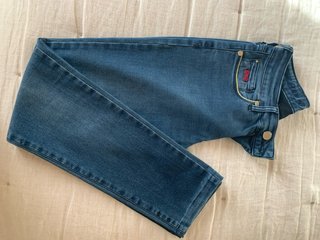 Pantalón Vaquero Azul Pitillo, la talla en la  27