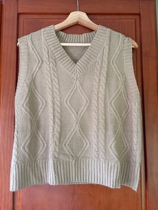 Chaleco de punto marrón con cuello de pico