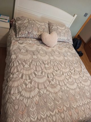 Habitación completa con cama, mesita y armario