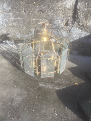 Lámpara antigua de metal y cristal