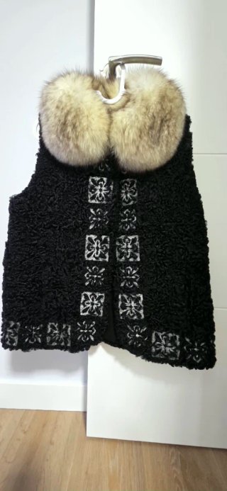 Chaleco de Astracán con Cuello de Zorro
