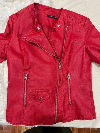 Cazadora de Piel Roja Stradivarius