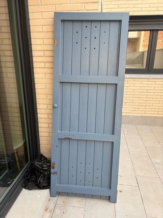 Puerta de madera azul para decorar.