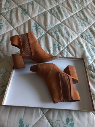Botines abiertos color marrón camel