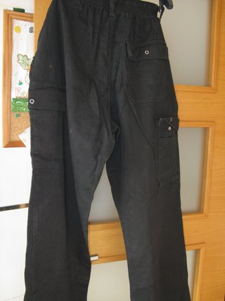 Pantalón de trabajo negro con bolsillos