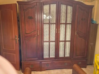 Armario de madera clásico