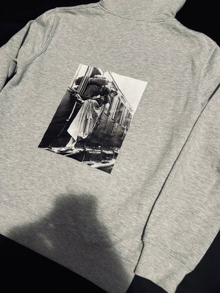 Sudadera Gris con Capucha y Estampado