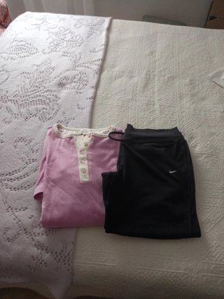 Conjunto Camisón Rosa y Mallas Nike Negras