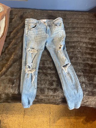 Pantalón vaquero skinny roto Bershka