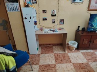 Escritorio con Estantería Integrada