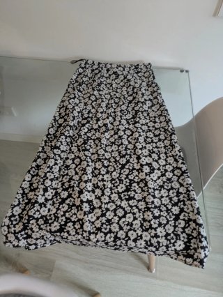 Falda midi con estampado de flores