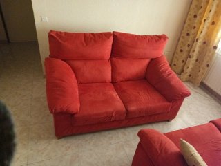 Sofá de dos plazas rojo