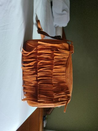 Bolso pequeño de piel con flecos