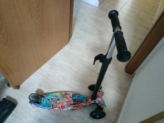 Patinete de 3 ruedas con diseño colorido