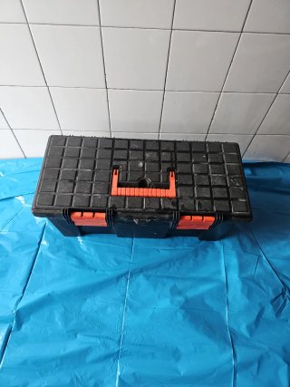 Caja de herramientas negra y naranja