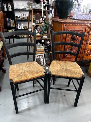 Pareja de Sillas de Madera Negra y Mimbre