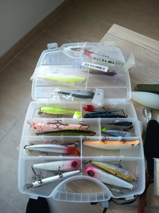 Caja con 20 señuelos de pesca