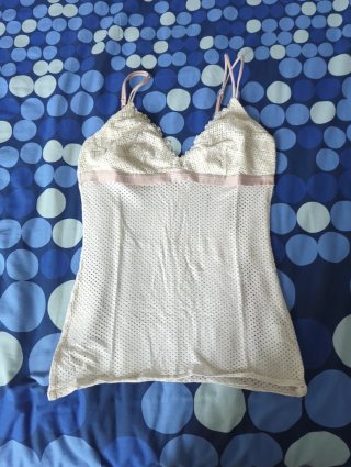 Camiseta interior blanca con detalles