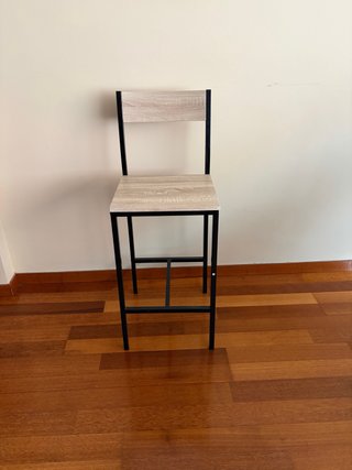 Silla alta de madera y metal