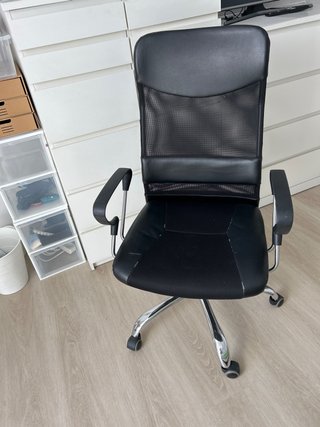 Silla de oficina negra