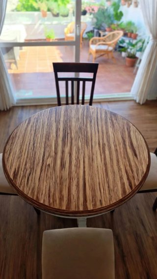 MESA DE COMEDOR REDONDA Y 4 SILLAS