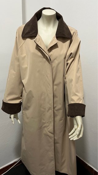 Gabardina Larga Beige con Detalles en Marrón