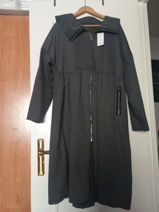 Chaqueta larga gris con capucha