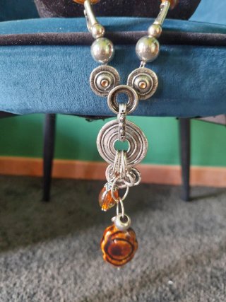 Collana lunga con elementi ambrati