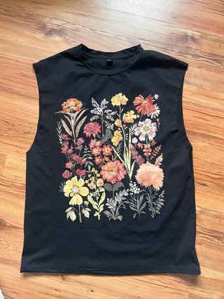 Camiseta sin mangas negra con flores unisex