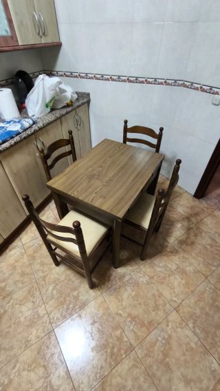 Juego de mesa y 4 sillas de madera