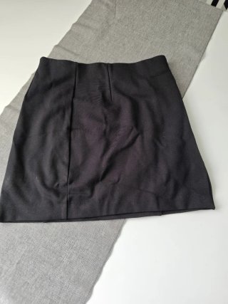 Falda negra Stradivarius