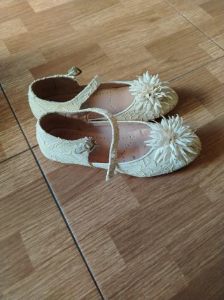 Zapatos de vestir beige con detalle floral