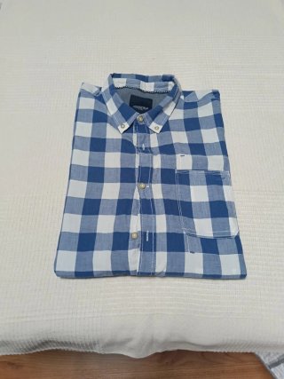 Camisa de cuadros azul y blanca