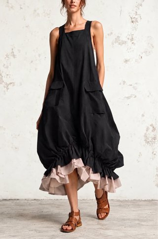 Vestido midi negro con volantes