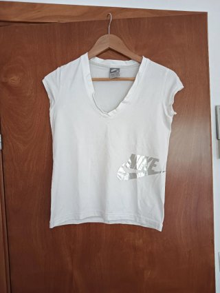 Camiseta deportiva Nike blanca