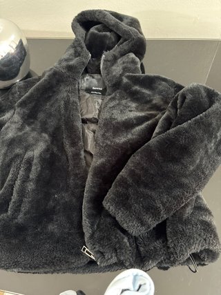 Chaqueta de pelo Bershka negra