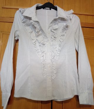 Camisa de rayas con volantes