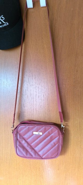 Bolso pequeño bandolera color burdeos