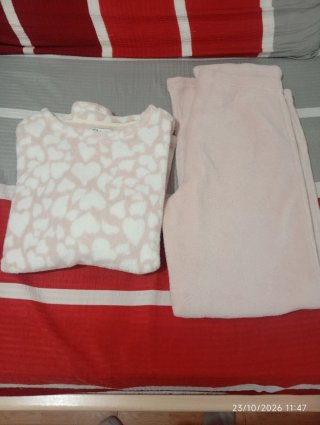 Pijama polar con estampado de corazones